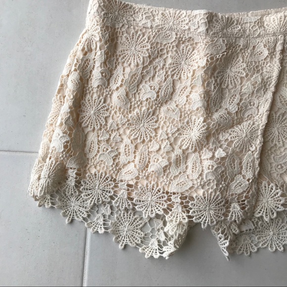 Zara Basic Ivory Lace Shorts - Picture 4 of 8